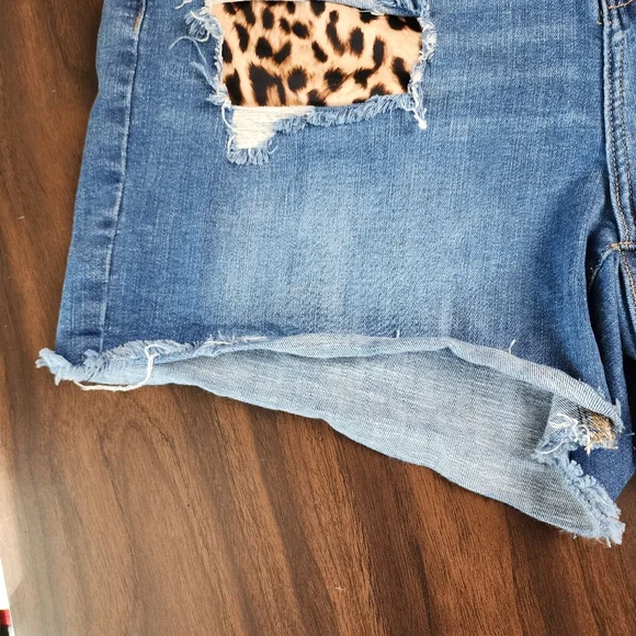 Judy Blue Distressed Jean Shorts Stretchy Denim Animal Print Accent Size 3XL - Picture 12 of 15